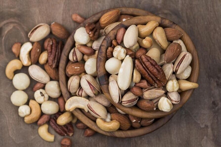 Les noix sont une réserve de vitamines qui renforcent la puissance