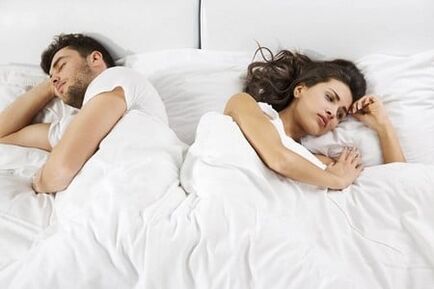 Un homme avec une puissance faible et une femme frustrée au lit